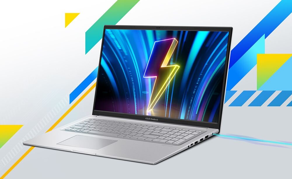 Otwarty laptop ASUS VivoBook 17X w kolorze srebrnym ustawiony na jasnym tle z geometrycznymi, kolorowymi wzorami; na ekranie dynamiczna grafika z żółtą błyskawicą na tle niebieskich świateł, podkreślająca wydajność i charakter urządzenia.