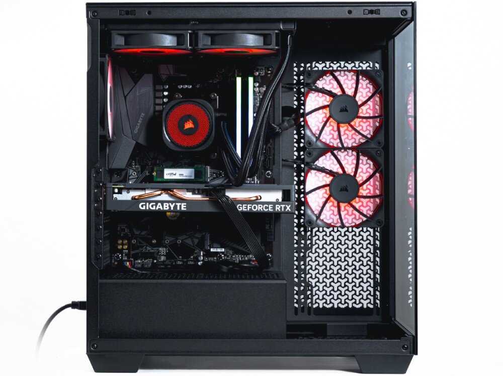 Komputer OPTIMUS E-sport GA550T-CR4 Wnętrze obudowy komputera z widoczną kartą graficzną Gigabyte, chłodzeniem wodnym, pamięcią RAM z podświetleniem RGB i trzema wentylatorami z czerwonymi diodami, procesor, rdzenie, moc obliczeniowa