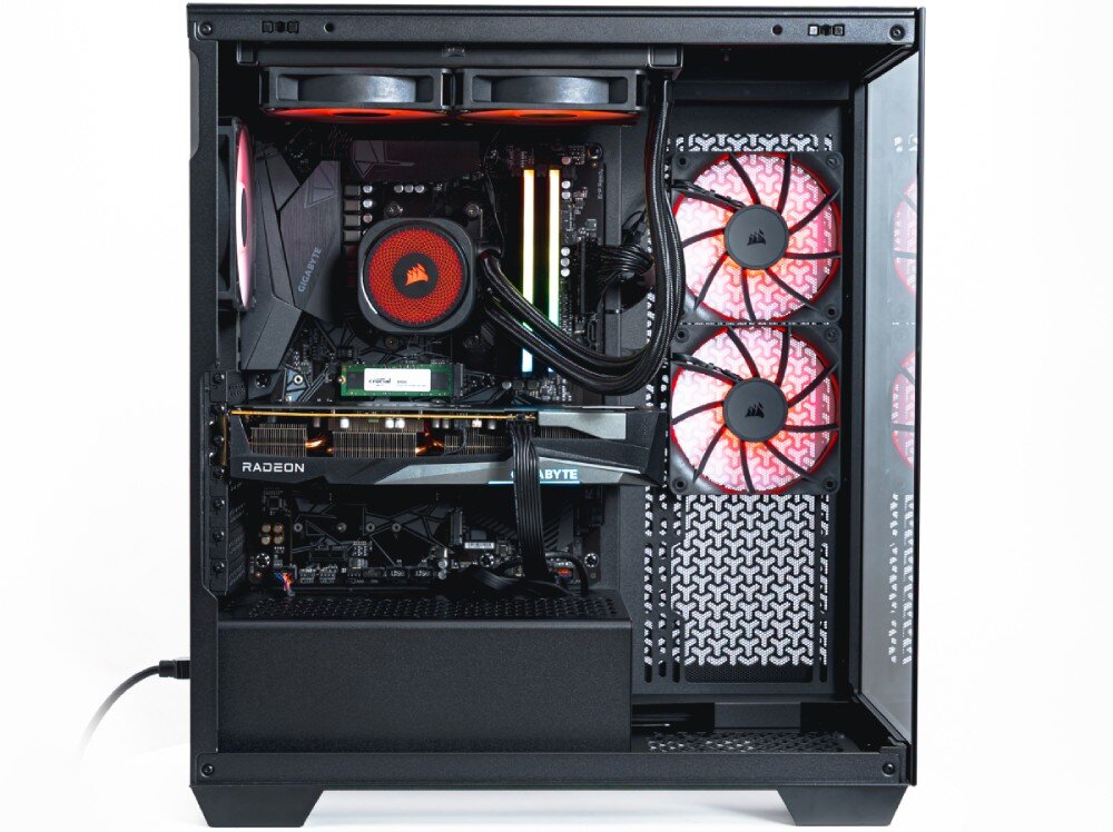 Komputer OPTIMUS E-sport GA550T-CR5 Wnętrze obudowy komputera z widoczną kartą graficzną Gigabyte, chłodzeniem wodnym, pamięcią RAM z podświetleniem RGB i trzema wentylatorami z czerwonymi diodami, procesor, rdzenie, moc obliczeniowa