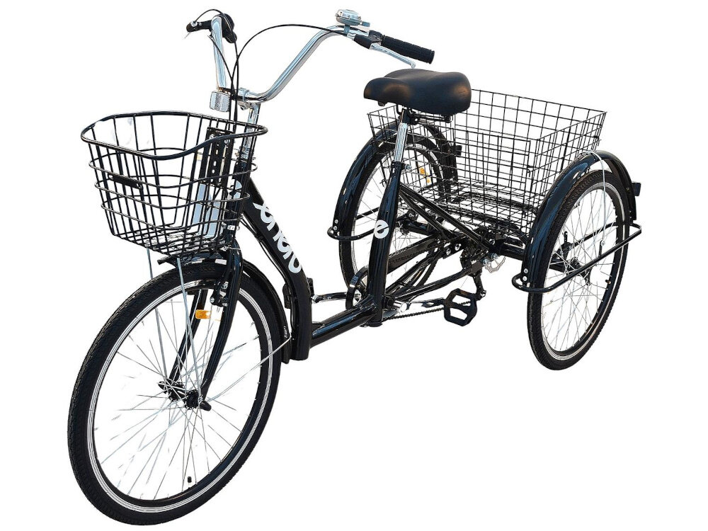 Rower trójkołowy ENERO 1060972 24 cale Czarny rower na białym tle widoczny od przodu pod skosem 3 koła w rozmiarze 24-cali stalowe piasty aluminiowe obręcze łatwe manewrowanie bezproblemowym pokonywaniem niespodziewanych przeszkód szerokie błotniki ochrona przed zachlapaniem i brudem zapobiegają przenoszeniu brudu z koła na ramę i ubranie regularne sprawdzanie ciśnienia powietrza wartość na bocznej części opony