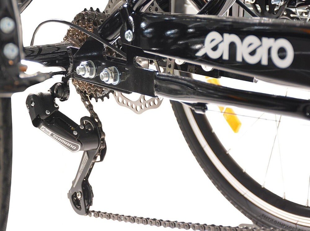 Rower trójkołowy ENERO 1060972 24 cale Czarny zbliżenie na przerzutkę 7 biegów tylna przerzutki SHIMANO Tourney duża wytrzymałość sprawne działanie zmiana biegów jest płynna i bezproblemowa