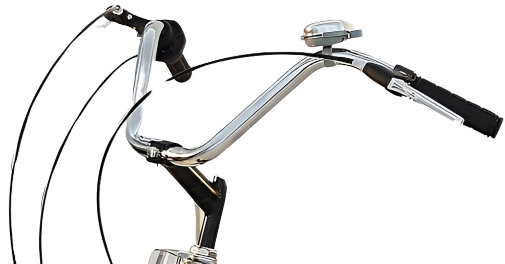 Rower trójkołowy ENERO 1060972 24 cale Czarny zbliżenie na kierownicę zdjęcie na białym tle stalowa kierownica z regulacją w zakresie od 100 do 109 cm stalowy wspornik wysoka sztywność konstrukcji precyzyjne prowadzenie odpowiednia kontrola trwałość komponentów rowerowych antypoślizgowy materiał pewny chwyt