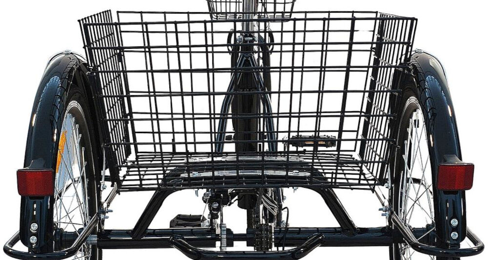 Rower trójkołowy ENERO 1060972 24 cale Czarny zbliżenie na koszyk w dwa pojemne kosze zlokalizowane z przodu i z tyłu stabilne mocowanie nisko umieszczony przedni koszyk tylne umiejscowienie drugiego kosza nie ogranicza widoczności i swobody manewrowania kierownicą bezpieczna jazda