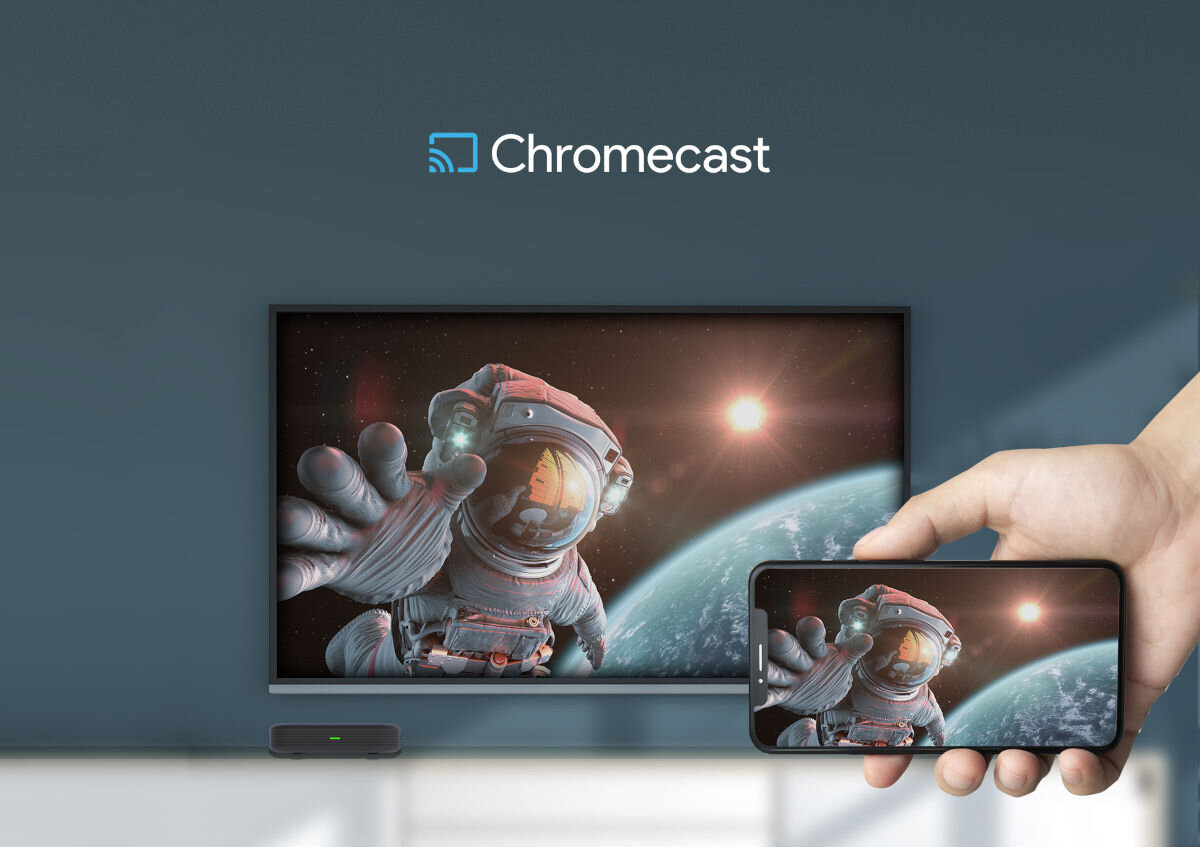 Odtwarzacz multimedialny 4K ZTE Android TV Box ZXV10 B866V2K - Wbudowany Chromecast, dłoń trzymająca smartfona z udostępnionym ekranem na telewizor, pod telewizorem odtwarzacz multimedialnyod frontu