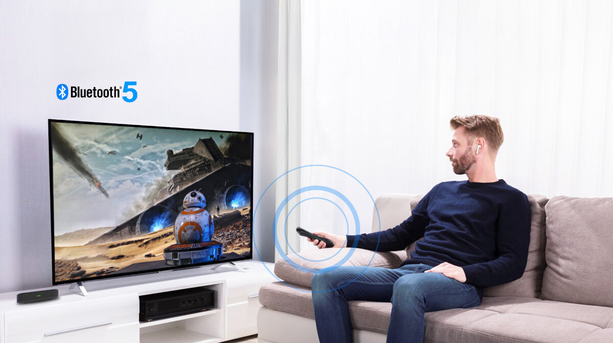 Odtwarzacz multimedialny 4K ZTE Android TV Box ZXV10 B866V2K - Bluetooth 5.0, mężczyzna oglądający telewizję, trzymający pilot w ręku