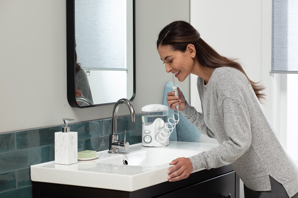 Irygator WATERPIK WF-100 Ultra główne cechy produktu, usuwanie płytki nazębnej, dla osoób z implantami, przy aparatach nazębnych