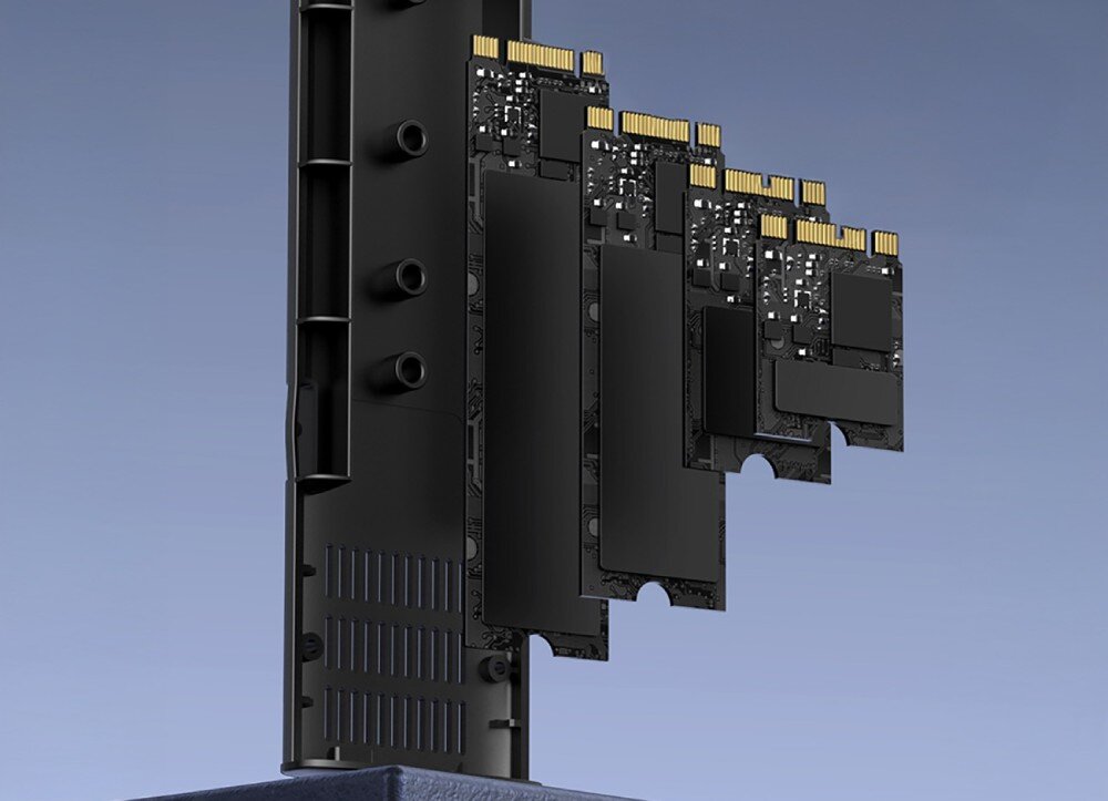 Obudowa dysku UGREEN CM767 Zbliżenie na szarą, matową obudowę spoczywającą na obudowie laptopa. Urządzenie ma zaokrąglone krawędzie, widoczne logo producenta oraz czarną zatyczkę na dolnym końcu