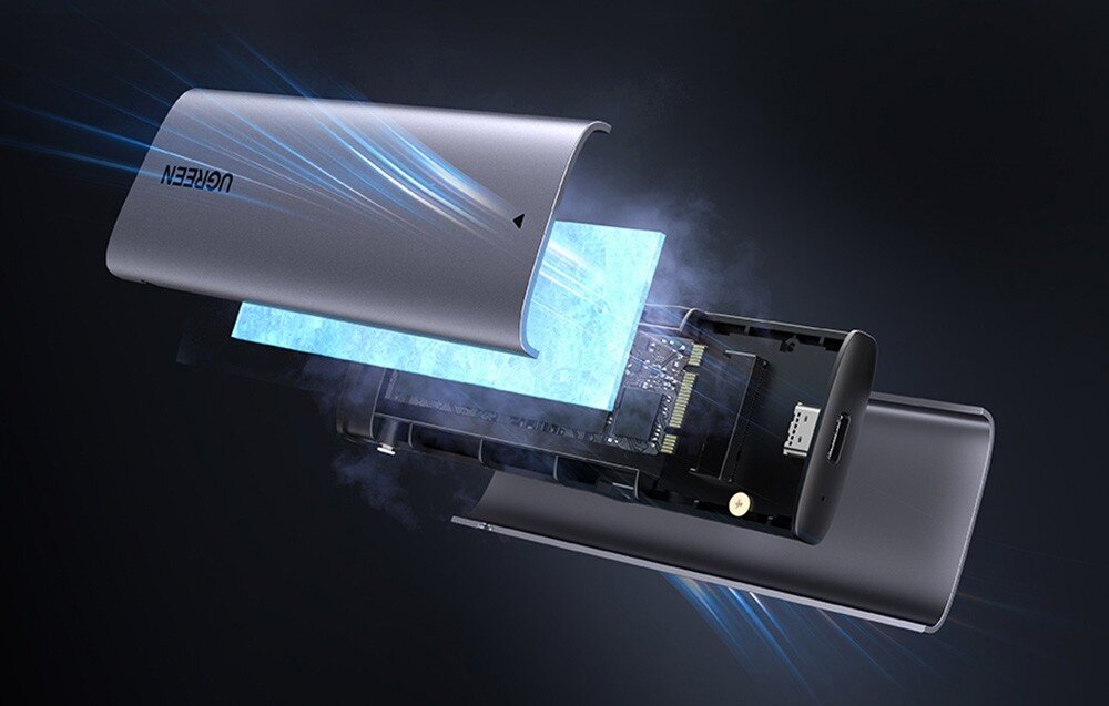 Obudowa dysku UGREEN CM767 Grafika przedstawiająca rozłożoną obudowę na części składowe w widoku eksplodującym. Pomiędzy górną a dolną częścią obudowy widać niebieską podkładkę termiczną oraz dysk SSD marki WD Blue. Kolorowe linie symbolizują przepływ powietrza i odprowadzanie ciepła