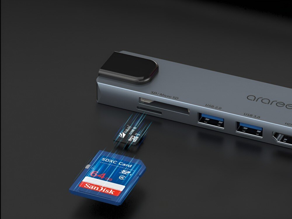 Hub ARAREE AM81 8w1 Zbliżenie na hub USB-C, do którego wkładane są karta SD i microSD. Obok widoczne są porty USB i HDMI, 
            hub power delivery pd 100w usb 3.0 sd microsd ethernet