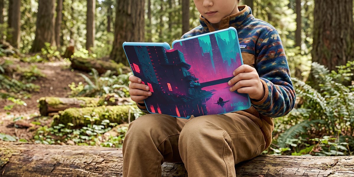 Dziecko siedzi na pniu drzewa w lesie, trzymając czytnik e-booków z kolorową okładką przedstawiającą futurystyczne miasto. Na okładce widoczny jest napis \'Kindle\'.