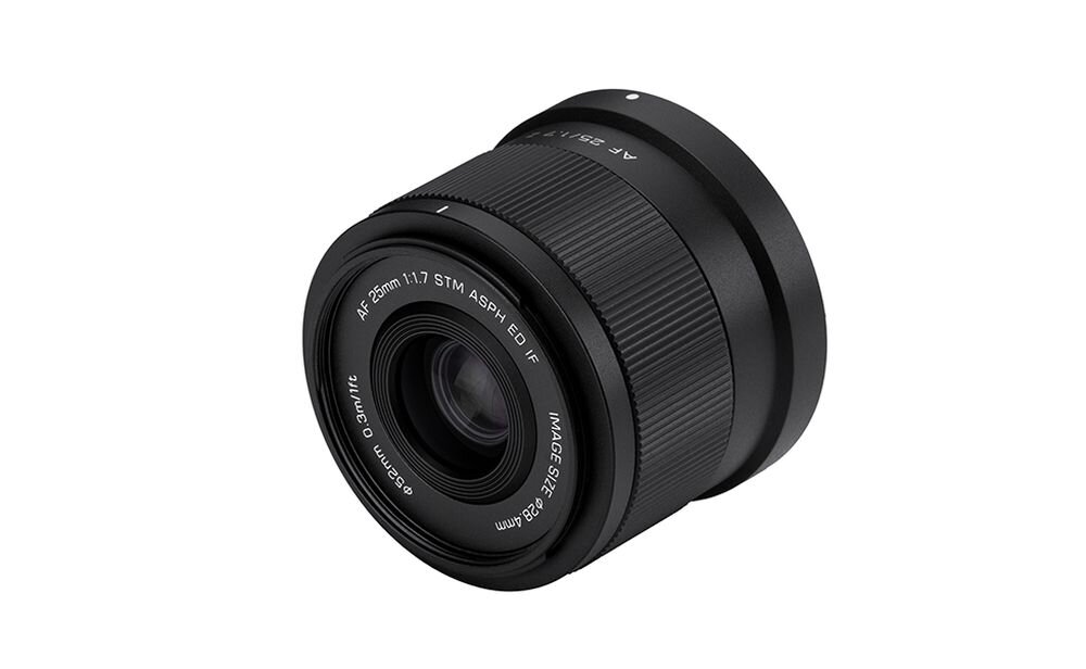 Viltrox AF 25 mm f-1.7 położony na boku jasna przysłona f1.7 bokeh portret fotografia nocna słabe oświetlenie