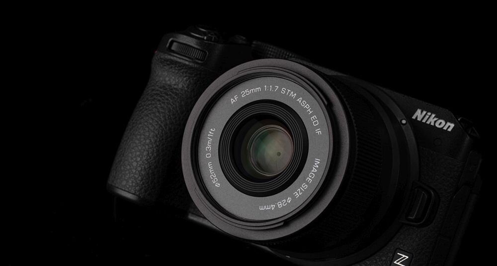 Viltrox AF 25 mm f-1.7 pod lekkim kątem autofokus STM cichy silnik USB-C aktualizacja firmware metalowa obudowa