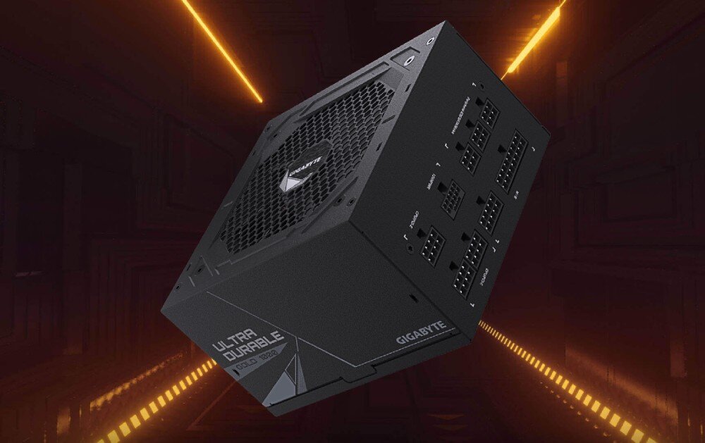 Komputer MAD DOG Powered By Gigabyte AORUS301-I05WR32V2 zasilacz komputerowy o modularnej konstrukcji, z widocznymi gniazdami na przewody oraz wentylatorem chłodzącym. Na obudowie znajdują się oznaczenia modelu oraz logotyp producenta, zasilacz, moc, sprawność, certyfikat