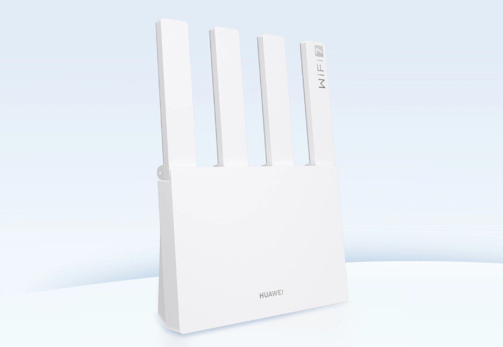 Router HUAWEI BE3 BE3600 Biały router z czterema pionowymi antenami ustawiony na jasnym tle. Na jednej z anten widoczny napis 'WiFi 7', opis