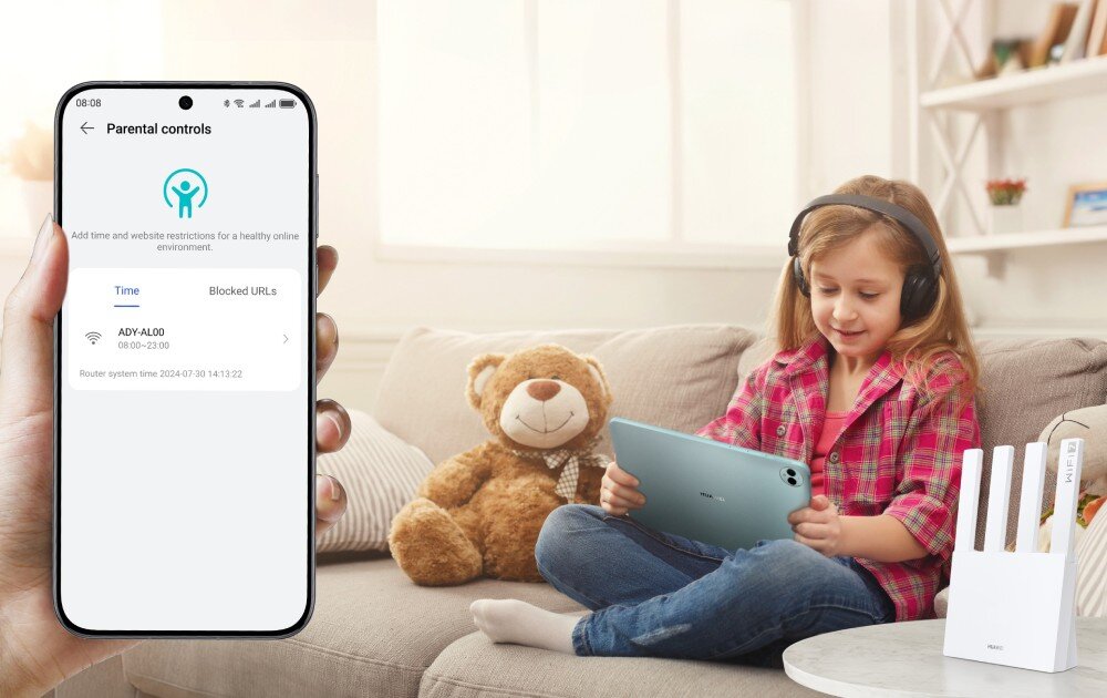 Router HUAWEI BE3 BE3600 Dziewczynka siedząca na kanapie z tabletem, w tle router. W dłoni osoby dorosłej widoczny smartfon z uruchomioną funkcją kontroli rodzicielskiej, aplikacja, kontrola rodzicielska
