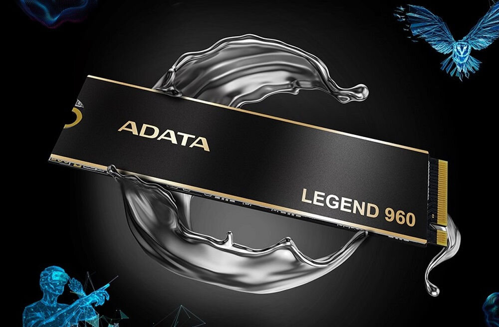 Komputer XQUANTUM Creator GeForce RTX Studio RS-I9-4090WPV3 Dysk SSD ADATA LEGEND 960 w czarno-złotym wykończeniu, zaprezentowany w dynamicznej kompozycji z elementami graficznymi, dysk SSD, szybkość, pojemność