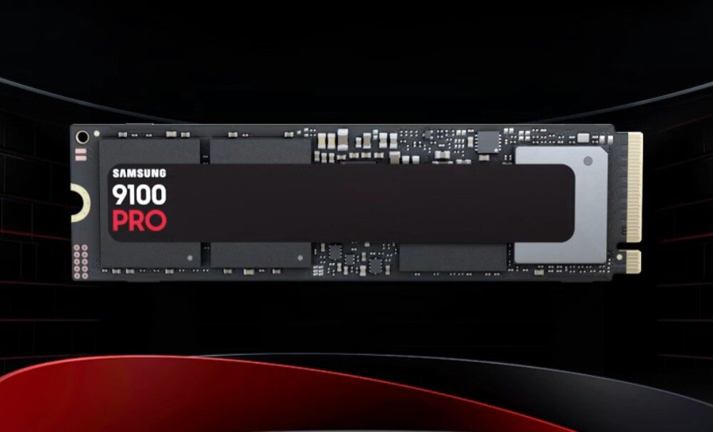 Dysk SAMSUNG 9100 Pro Dysk wewnętrzny SSD typu M.2 widoczny z góry, z naklejką zawierającą napis '9100 PRO' oraz widocznymi układami scalonymi na płytce drukowanej, opis