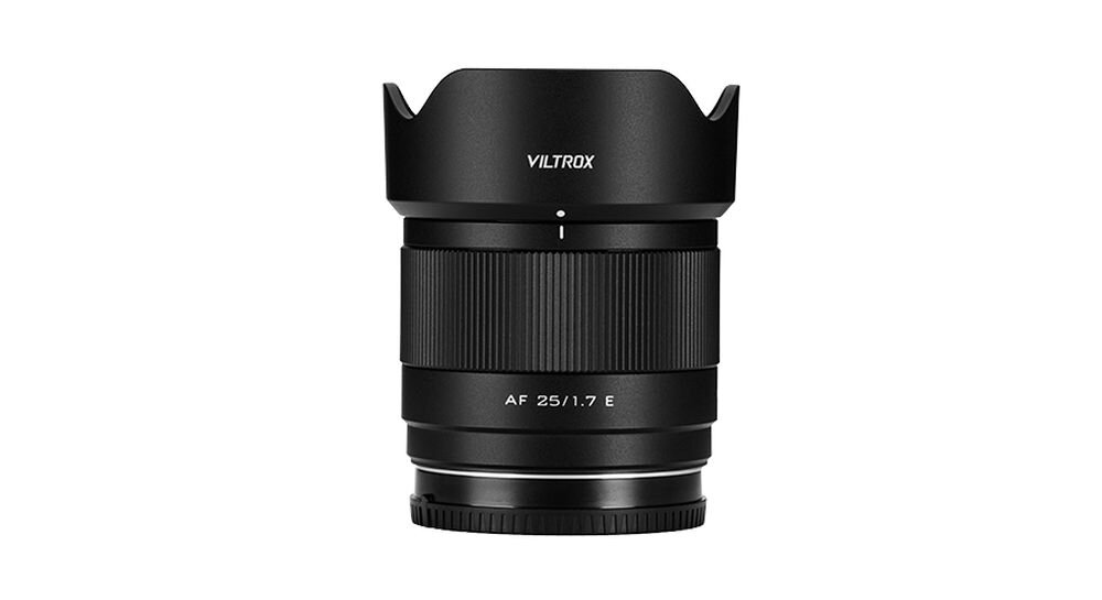 Czarny obiektyw z napisem \'VILTROX\' na osłonie przeciwsłonecznej oraz \'AF 25/1.7 E\' na korpusie.
