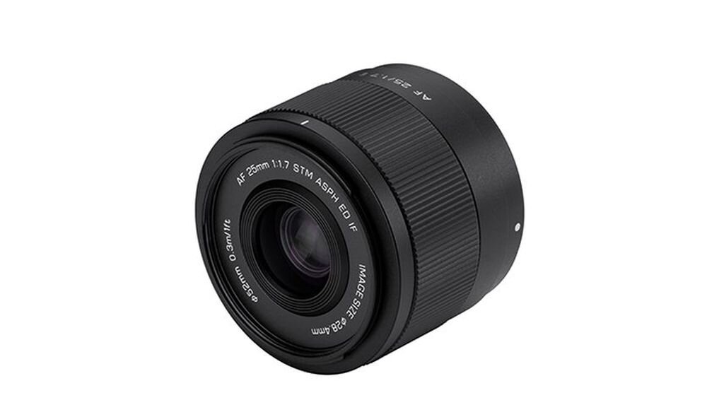 Czarny obiektyw z widocznymi napisami: \'AF 25mm 1:1.7 STM ASPH ED IF\', \'IMAGE SENSOR\', \'Ø52mm\', \'Ø2.0m/6.6ft\'.