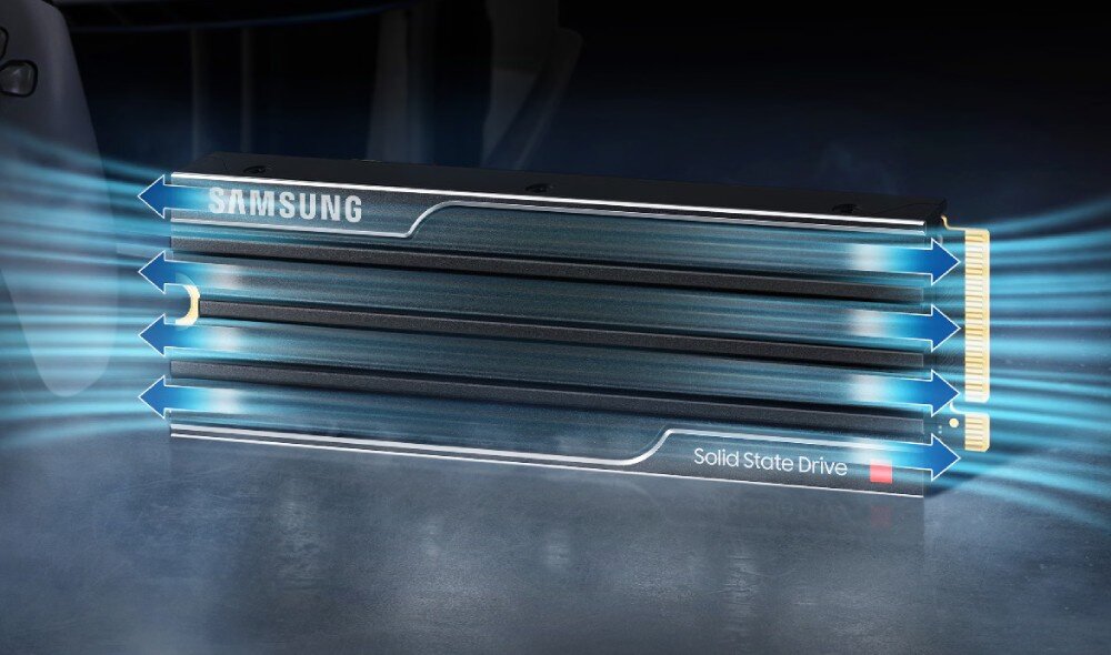 Na obrazie widoczny jest dysk SSD z radiatorem, z napisem \'SAMSUNG\' oraz \'Solid State Drive\'. W tle widać niebieskie strzałki sugerujące przepływ powietrza.
