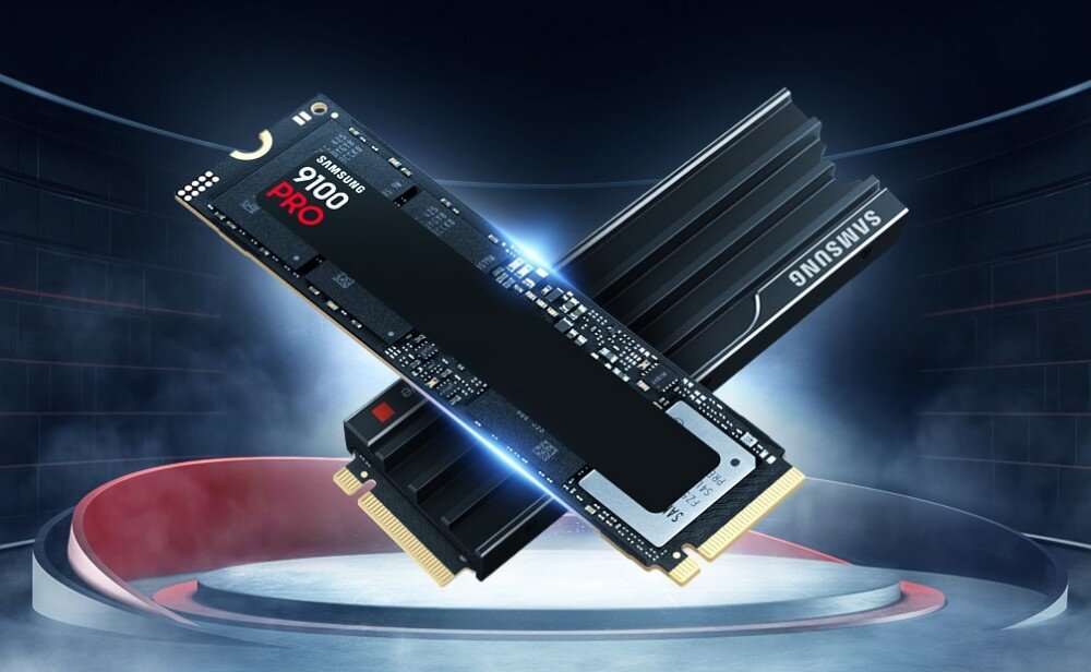 Na obrazie widoczny jest dysk SSD z napisem \'SAMSUNG 9100 PRO\' oraz radiator z logo \'SAMSUNG\'. Tło jest futurystyczne, z efektem świetlnym i dymem.