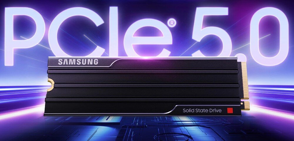 Na obrazie widoczny jest dysk SSD z radiatorem, z logo \'SAMSUNG\' oraz napisem \'Solid State Drive\'. W tle znajduje się duży napis \'PCIe 5.0\'.