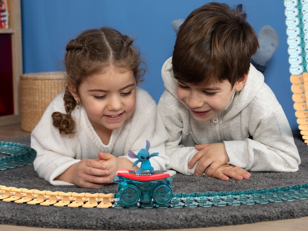 Tor SMOBY Flextreme Stitch 7600180927 dzieci bawiące się zabawką na torze niezliczona ilość tras elastyczny montaż samochód Stitch