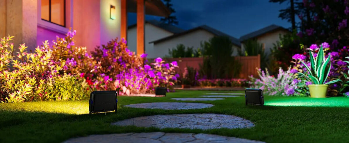 Lampa ogrodowa GOVEE H8057 (4 szt.), 1000 lm, RGBWW, taras, kąt, Podwórko domu z reflektorami LED oświetlającymi ścieżkę i trawnik.