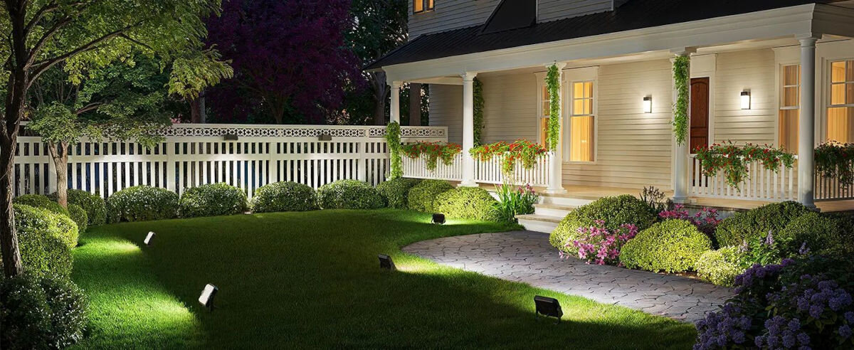 Lampa ogrodowa GOVEE H8057 (4 szt.), kołki, efekty, montaż, 48W, Nocne podwórko z kolorowymi reflektorami LED przy domu i ogrodzie.