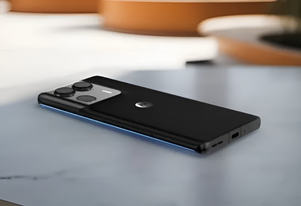 Smartfon MOTOROLA Edge 50 Pro lezy na stole