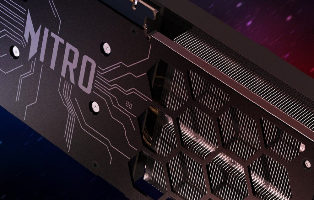 Karta graficzna ACER Nitro Arc B580 OC 12GB Tylna część obudowy karty graficznej z napisem 'Nitro' oraz widocznymi detalami chłodzenia i strukturą plastra miodu, backplate, obudowa, wytrzymałość