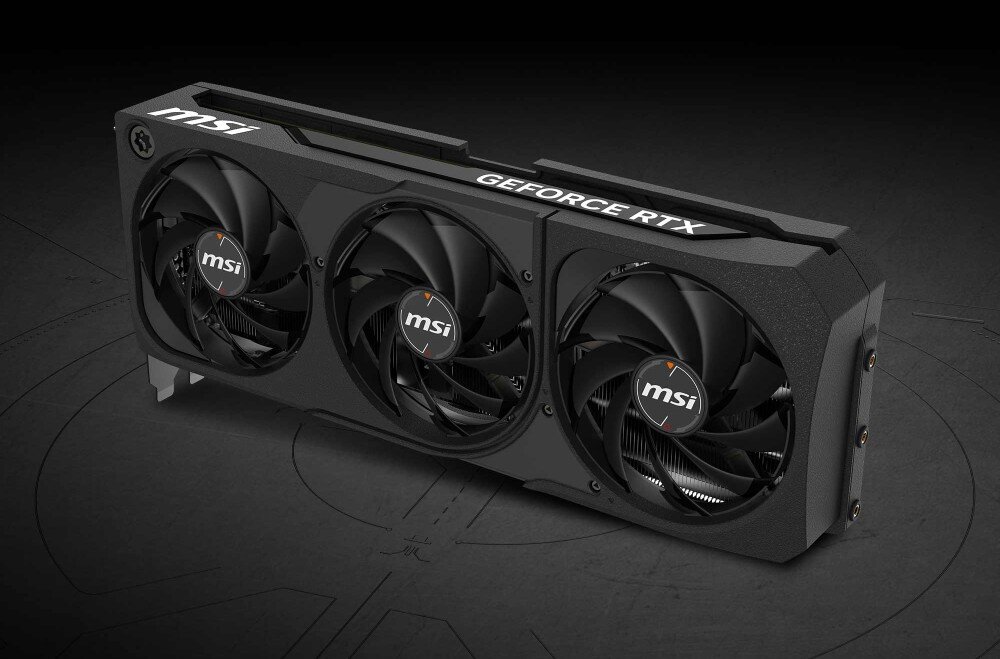 Karta graficzna MSI GeForce RTX 5070 Ti SHADOW 3X OC 16GB Zbliżenie na kartę graficzną MSI z trzema wentylatorami, ustawioną pod lekkim kątem na ciemnym tle, wentylatory, chłodzenie, wentylacja