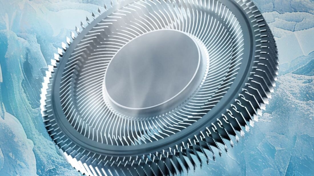Wentylator umieszczony na środku niebieskiego lodu, tworzący kontrast między zimnym otoczeniem a urządzeniem. - System chłodzenia AeroBlade 3D Gen6 