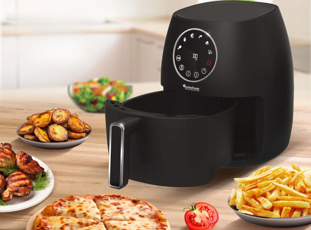 Air Fryer Frytkownica beztłuszczowa TURBOTRONIC TT-AF210 Turkusowy frytkownica w kolorze czarnym otwarty kosz frytkownica stoi na blacie wyświetlacz ilustracje potrawy wokół urządzenia moc 1300 W efektywny system cyrkulacji powietrza skrócenie czasu gotowania zmniejszenie zużycia energii bardziej ekologiczne rozwiązanie mniejsze obciążenie dla środowiska zdrowy sposób smażenia bez oleju 