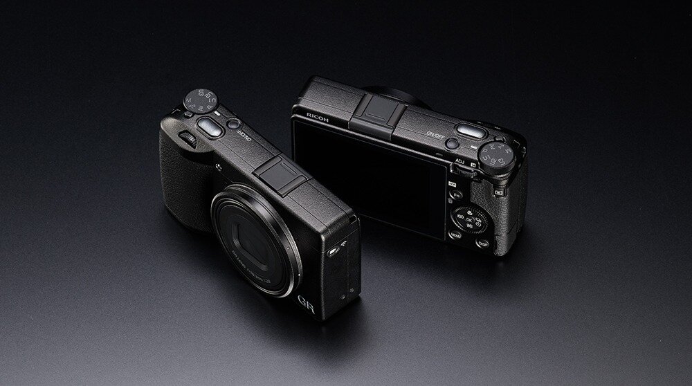 Aparat cyfrowy RICOH GR III HDF 2 modele obok siebie obiektyw 18.3 mm (ekwiwalent 25 mm w formacie 35 mm) rozmiary