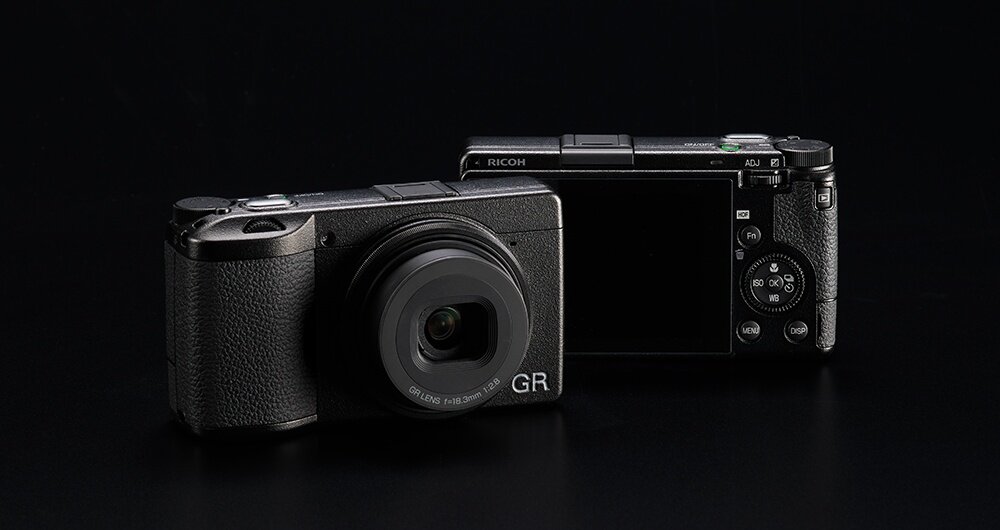 Aparat cyfrowy RICOH GR III HDF 2 modele obok siebie, czujnik obrazu CMOS 24,24 megapiksela APS-C