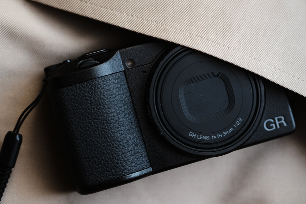 Aparat cyfrowy RICOH GR III HDF w kieszeni filtr HDF Highlight Diffusion Filter rozmycie światło