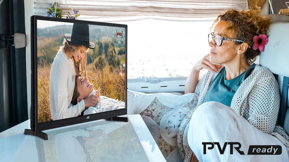 Telewizor JVC LT-24VAHM330 - Nagrywanie programów na USB, telewizor pod skosem, kobieta oglądająca program tv