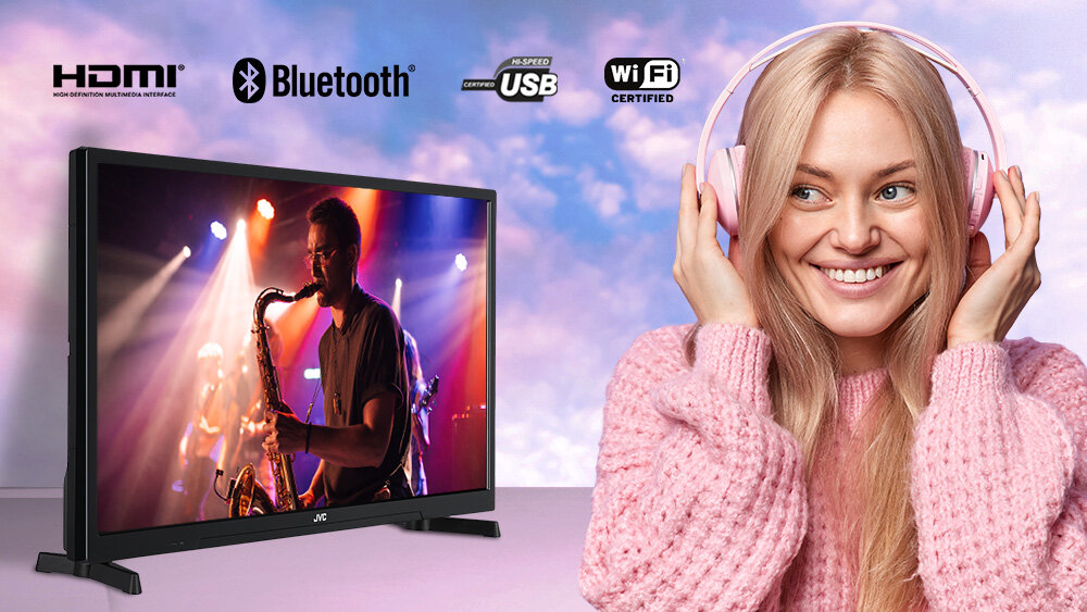 Telewizor JVC LT-24VAHM330 - Bogaty zestaw złączy, telewizor pod skosem, kobieta w słuchawkach