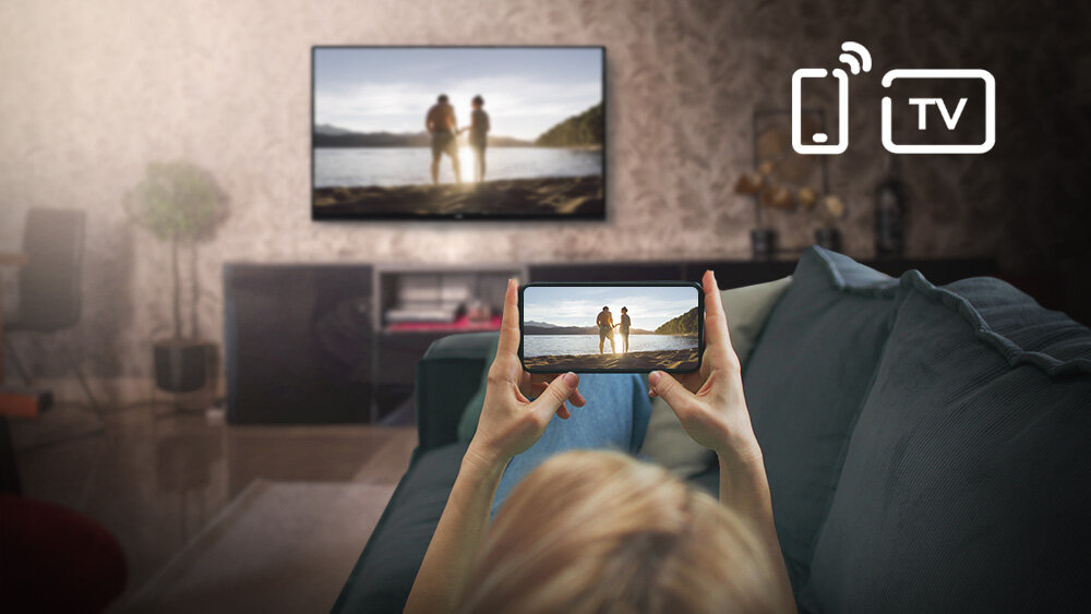 Telewizor JVC LT-40VDF5400 - Udostępnianie ekranu telefonu, kobieta trzymająca smartfona w rękach przesyłająca obraz do telewizora