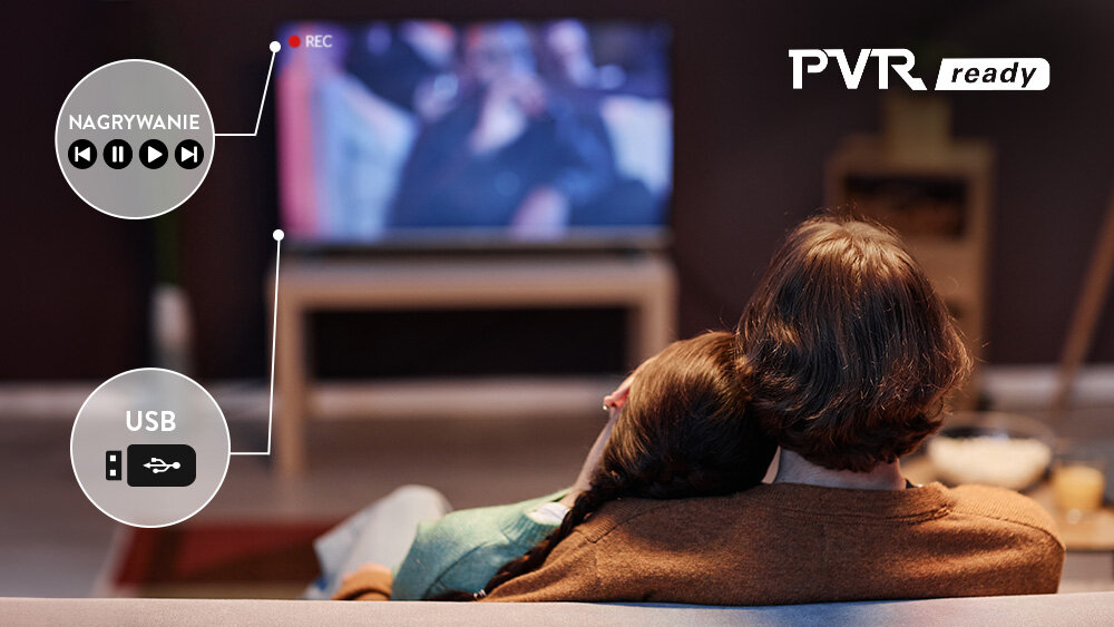 Telewizor JVC LT-32VDF5400 - Nagrywanie na USB (PVR), osoby oglądające program w telewizji, siedzący na kanapie