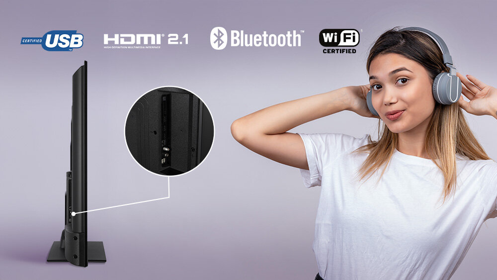 Telewizor JVC LT-43VDQ3500 - HDMI 2.1 z trybem gry, telwzior stojący bokiem, kobieta w słuchawkach
