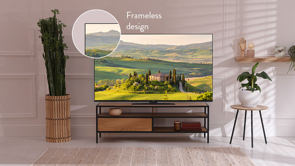 Telewizor JVC LT-43VDQ3500 - Bezramkowy wyświetlacz, telewizor stojący na komdzie w salonie, kadr ramki telewizora