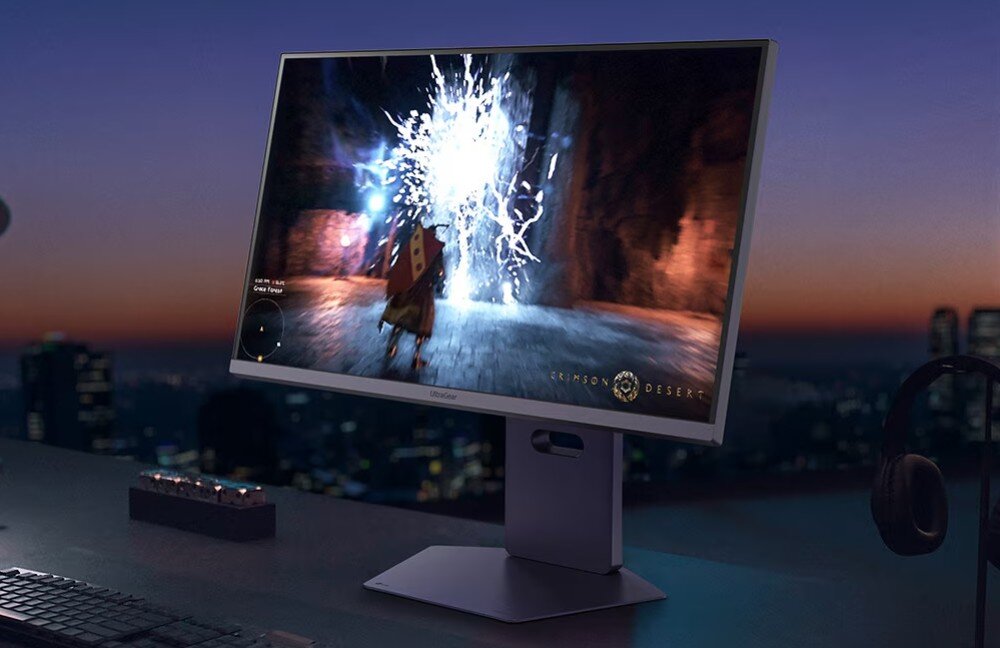 Monitor LG UltraGear 27G850A-B Monitor komputerowy na biurku, na ekranie dynamiczna scena z gry 'Crimson Desert', w tle panorama miasta o zmierzchu, opis