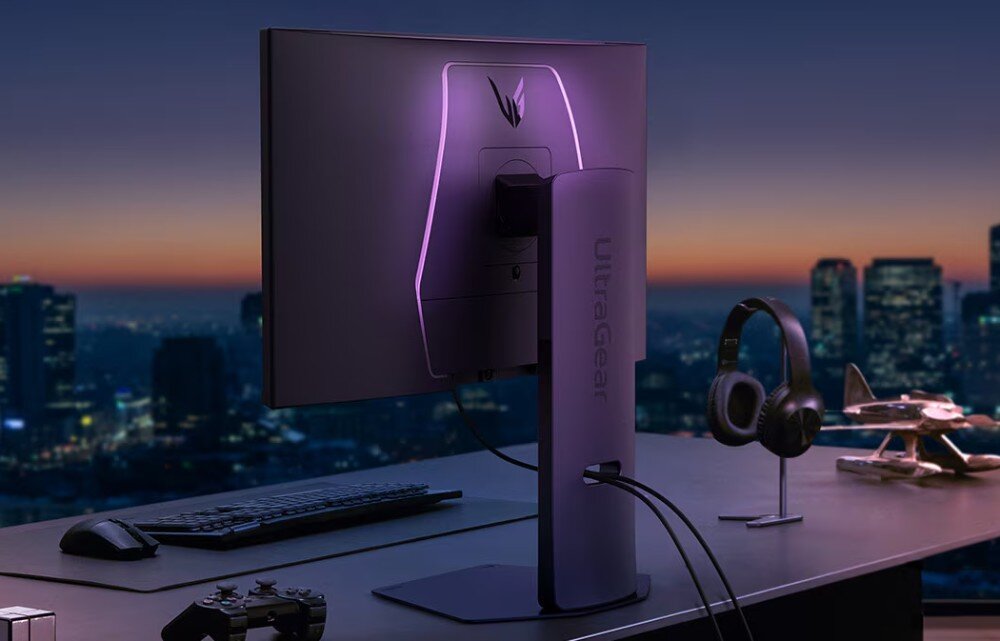 Monitor LG UltraGear 27G850A-B Tył monitora na biurku z podświetleniem RGB w kształcie litery 'V', widoczne kable, słuchawki i część zestawu komputerowego, podstawa, ramka, regulacja, podświetlenie