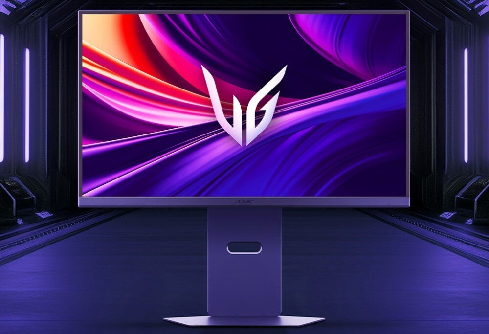 Monitor LG UltraGear 27G850A-B Monitor komputerowy z wyświetlanym fioletowo-pomarańczowym motywem graficznym i logo 'UltraGear' na ekranie, ustawiony w futurystycznym pomieszczeniu, technologia, regulacja jasności