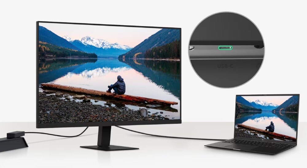 Monitor LG 32U631A-B Monitor podłączony do laptopa za pomocą kabla USB-C. Na ekranie i laptopie identyczny obraz jeziora z górami w tle, zbliżenie pokazuje złącze USB-C z zielonym wskaźnikiem, porty, podłączenie