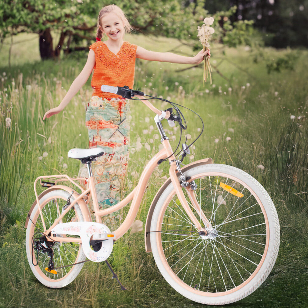 Rower młodzieżowy SUN BABY Flower Bike 24 cale dla dziewczynki Morelowy na pierwszym planie rower oparty o stopkę w tle dziewczynka na łące kwiaty 24-calowe koła szeroki opony marki RALSON aluminiowe obręcze stabilne trzymanie opony bezpieczna jazda regularne sprawdzanie ciśnienia powietrza wartość na bocznej części opony