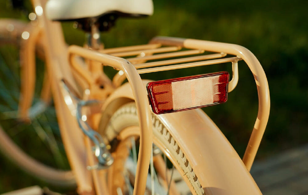 Rower młodzieżowy SUN BABY Flower Bike 24 cale dla dziewczynki Morelowy zbliżenie na bagażnik w tle trawa bagażnik łatwy transport odciążenie pleców wysoki komfort podróży solidna konstrukcja odporne na warunki atmosferyczne materiały