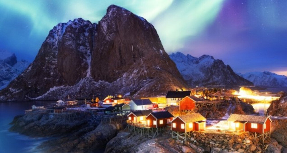 Telewizor PANASONIC TV77Z93AEG HDR Dolby Vision HDR10 Adaptive HLG zgodność, miasteczko położone pod gorą nad jeziorem